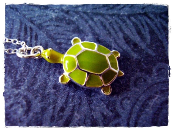 Kleine Grüne Schildkröte Halskette - Hellgrün Emaillierte Sterling Silber Charm An Einer Zarten Kabelkette Oder Anhänger von EvelynMaeCreations