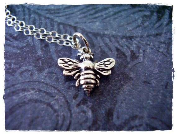 Kleine Honigbiene Halskette - Sterling Silber Charm An Einer Zarten Kabelkette Oder Anhänger von EvelynMaeCreations