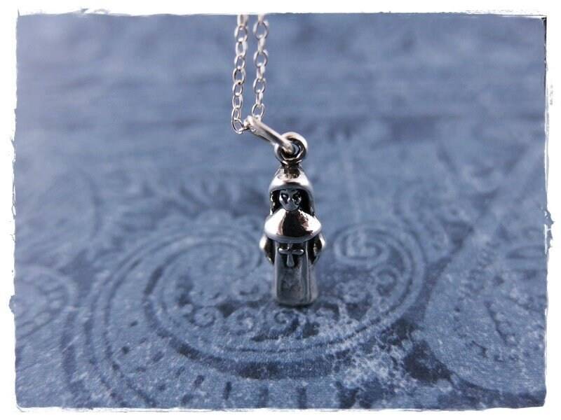 Kleine Nonne Halskette - Sterling Silber Charm An Einer Zarten Kabelkette Oder von EvelynMaeCreations