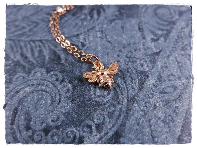 Kleine Rosegold Honigbiene Halskette - 18Kt Rose Gold Plate Honeybee Charm An Einer Zarten 14Kt Filled Kabelkette Oder Anhänger von EvelynMaeCreations