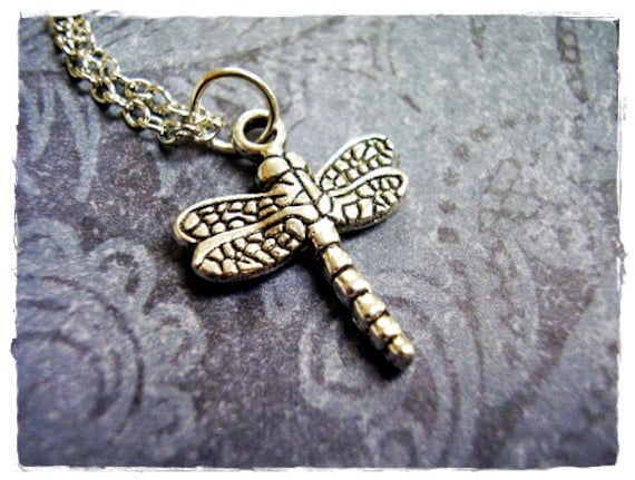 Kleine Silberne Libellen-Halskette - Antiker Zinn-Libellen-Charme An Einer Zarten Edelstahl-Kabelkette Oder Anhänger von EvelynMaeCreations