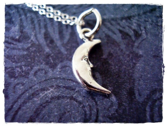 Winziger Halbmond Anhänger An Einer Zarten Sterling Silber Kabelkette Oder von EvelynMaeCreations
