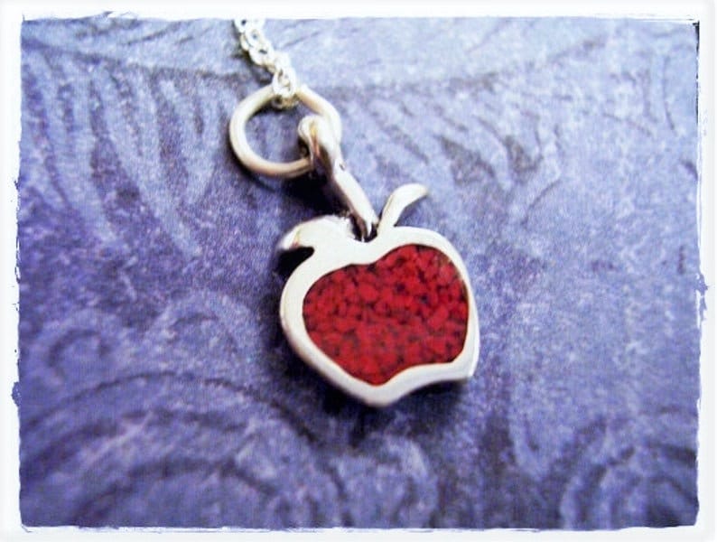 Kleiner Roter Apfel Anhänger - Sterling Silber Roter Kunstharz An Einer Zarten Kabelkette Oder von EvelynMaeCreations