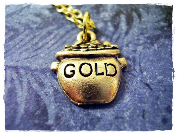 Kleiner Topf Voller Gold Halskette - Antiker Goldener Zinntopf Mit Goldanhänger An Einer Zarten Vergoldeten Kabelkette Oder Anhänger von EvelynMaeCreations