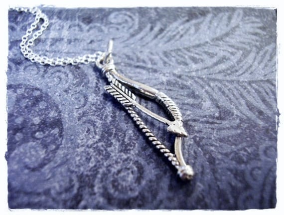 Langbogen Und Pfeil - Silberhalskette Sterlingsilber Anhänger An Einer Zarten Sterling Silber Kabelkette Oder von EvelynMaeCreations