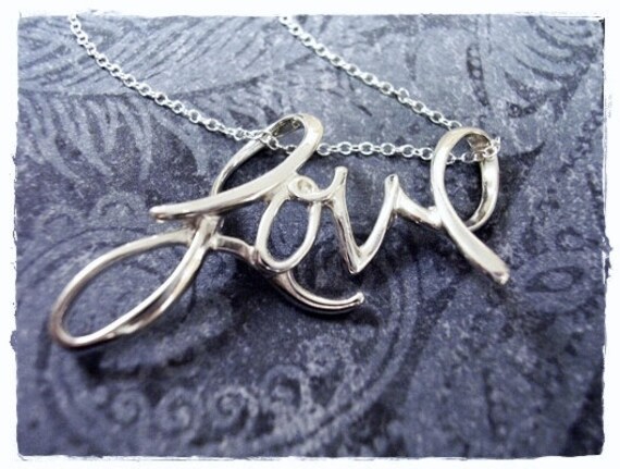 Love Schreibschrift Halskette - Sterling Silber Kursiver Liebe Anhänger An Einer Zarten Kabelkette Oder von EvelynMaeCreations