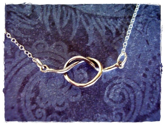 Love's Knot Halskette - Sterling Silber Anhänger Auf Einer Zarten Kabelkette Oder von EvelynMaeCreations