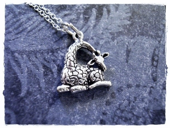 Mini Giraffe Halskette - Sterling Silber Charm An Einer Zarten Kabelkette Oder von EvelynMaeCreations