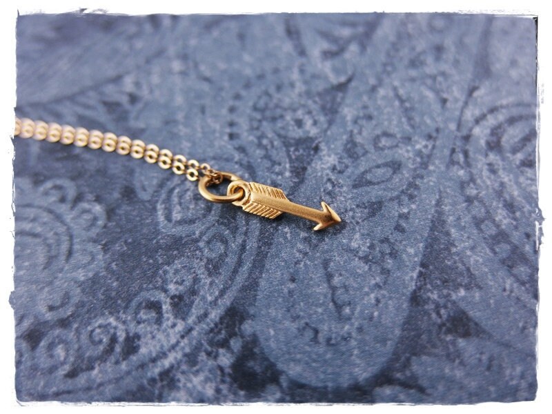 Mini Goldpfeil Halskette - 24Kt Matt Gold Plate Pfeil Anhänger An Einer Zarten 14Kt Filled Kette Oder von EvelynMaeCreations