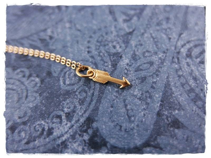 Mini Goldpfeil Halskette - 24Kt Matt Gold Plate Pfeil Anhänger An Einer Zarten 14Kt Filled Kette Oder von EvelynMaeCreations
