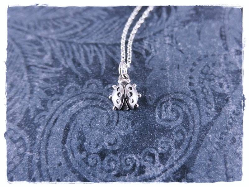 "Mini Marienkäfer Halskette - Sterling Silber Anhänger An Einer Zarten Kabelkette Oder "Nur Anhänger"." von EvelynMaeCreations