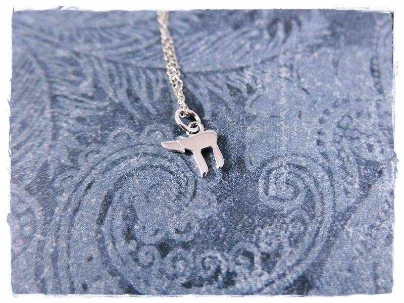 Mini Silber Chai Halskette - Kleiner Sterling Anhänger An Einer Zarten Kabelkette Oder von EvelynMaeCreations