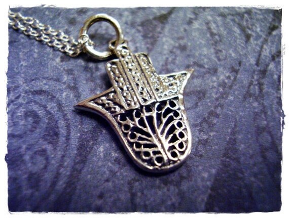 Oxidierte Filigrane Hamsa Hand Halskette - Sterling Silber Anhänger An Einer Zarten Kabelkette Oder von EvelynMaeCreations