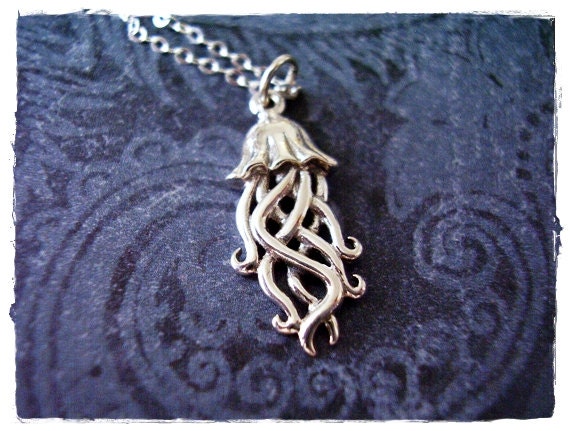 Quallen Halskette - Sterling Silber Anhänger An Einer Zarten Kabelkette Oder von EvelynMaeCreations