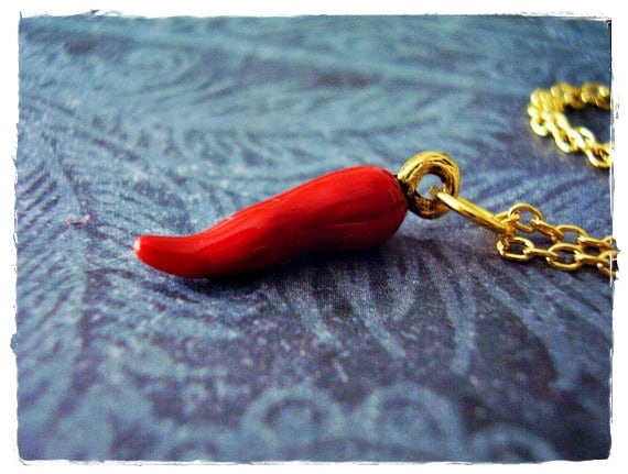Red Chili Pepper Halskette - Rot Emaillierter Antiker Goldzinn Anhänger An Einer Zarten Vergoldeten Kabelkette Oder von EvelynMaeCreations