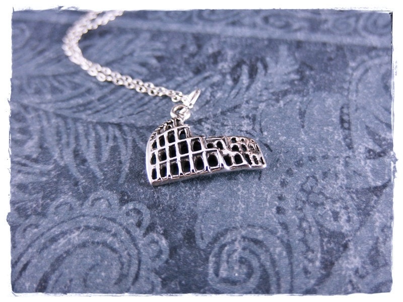 Roman Colosseum Halskette - Sterling Silber Charm An Einer Zarten Kabelkette Oder von EvelynMaeCreations