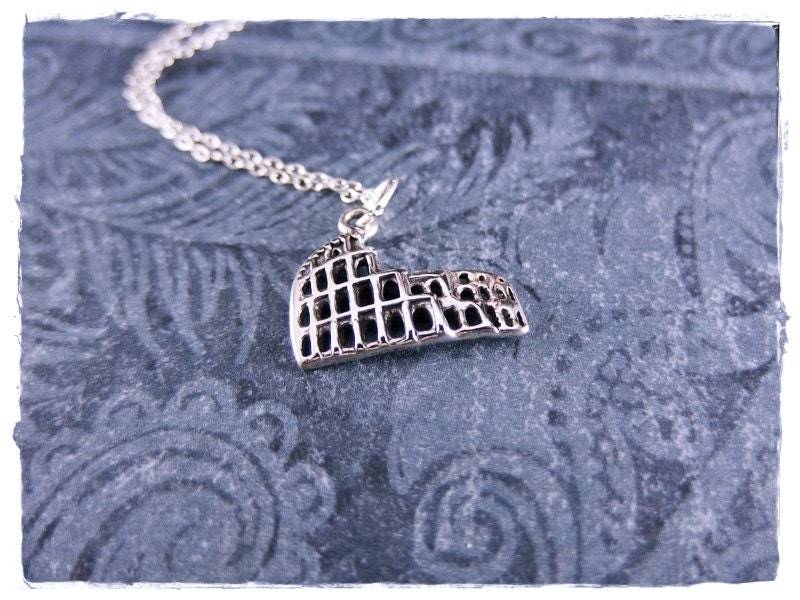 Roman Colosseum Halskette - Sterling Silber Charm An Einer Zarten Kabelkette Oder von EvelynMaeCreations