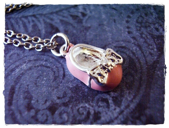 Rosa Baby Schuh Halskette - Emaillierter Silber Anhänger Auf Einer Zarten Edelstahl Kabelkette Oder Nur von EvelynMaeCreations