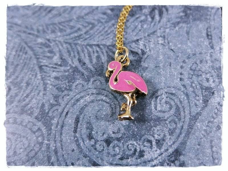 Rosa Flamingo Halskette - Emaillierter Antik Gold Zinn Anhänger An Einer Zarten Vergoldeten Kette Oder Rosa Flamingo Halskette - Emaillierter Antik Gold Zinn Anhänger An Einer Zarten Vergoldeten Kette Oder von EvelynMaeCreations