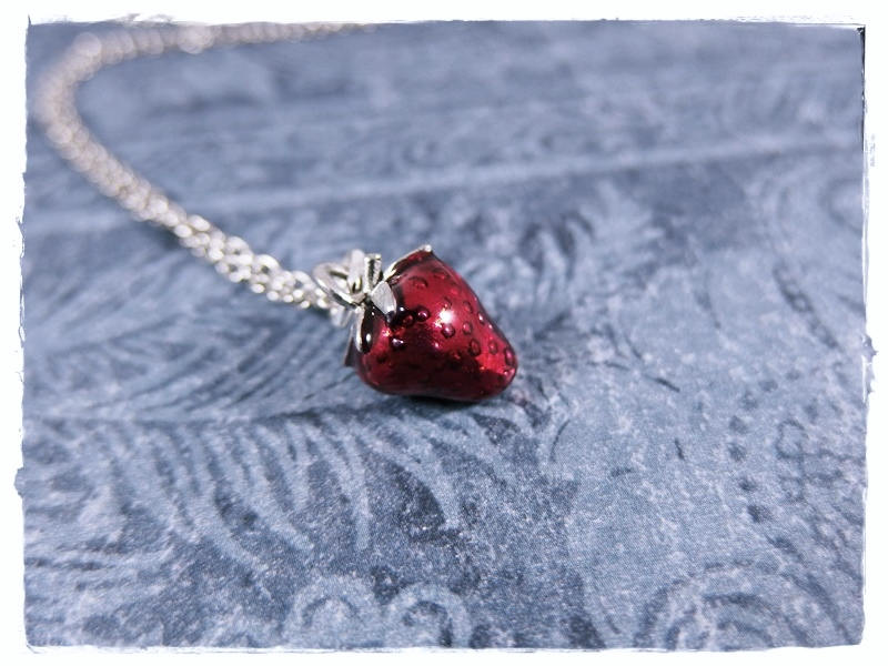 Rote Erdbeerhalskette - Rot Emaillierter Antiker Zinn Erdbeeranhänger An Einer Zarten Edelstahl-Kabelkette Oder Nur Anhänger von EvelynMaeCreations