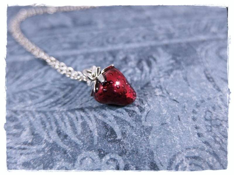 Rote Erdbeerhalskette - Rot Emaillierter Antiker Zinn Erdbeeranhänger An Einer Zarten Edelstahl-Kabelkette Oder Nur Anhänger von EvelynMaeCreations