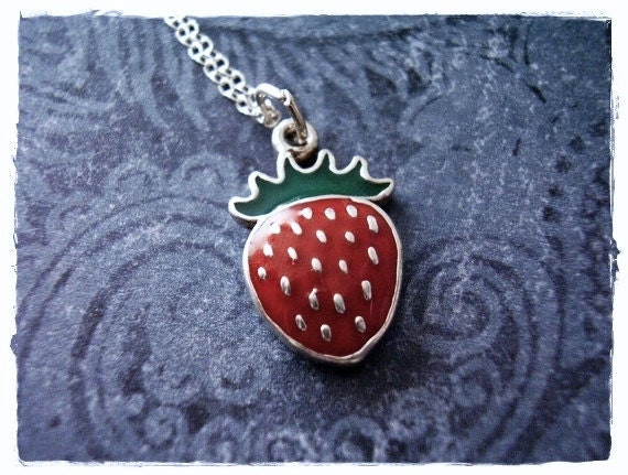 Rote Erdbeerhalskette - Roter Emaillierter Sterlingsilber-Erdbeeranhänger An Einer Zarten Sterlingsilber-Kabelkette Oder Anhänger von EvelynMaeCreations