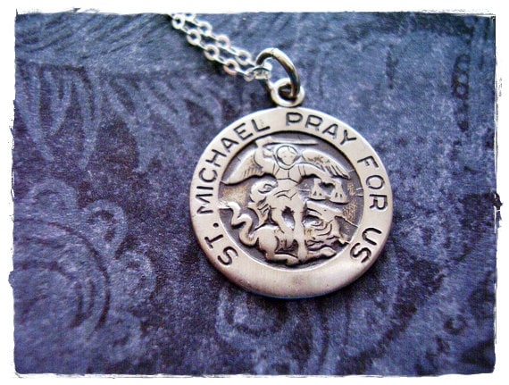 Runde St. Michael Beten Sie Für Uns Halskette - Sterling Silber Charm An Einer Zarten Kabelkette Oder Anhänger von EvelynMaeCreations