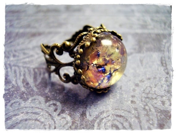 Runder Amethyst-Opalglasring - Amethyst-Opalglascabochon Auf Einem Kunstvollen Antiken Messingfiligranband von EvelynMaeCreations