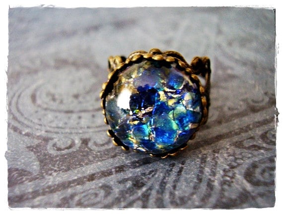Runder Dunkler Seeblauer Opalglasring - Opalglas Cabochon Auf Einem Kunstvollen Antiken Messingband von EvelynMaeCreations