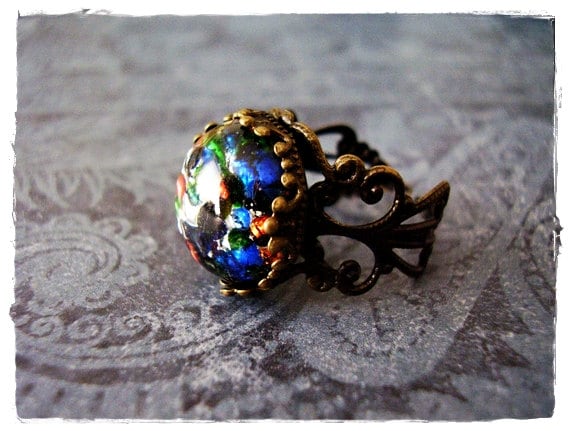 Runder Schwarzer Opalglasring - Opalglascabochon Auf Einem Kunstvollen Antiken Messingfiligranband von EvelynMaeCreations