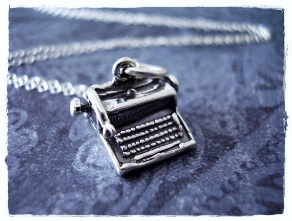 Schreibmaschine Halskette - Sterling Silber Charm Anhänger An Einer Zarten Kabelkette Oder von EvelynMaeCreations