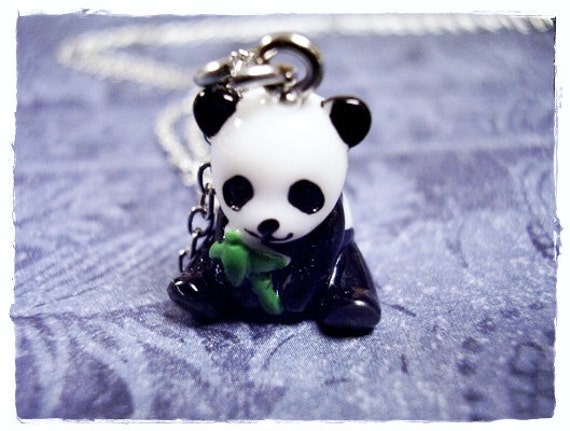 Schwarz Und Weiß Harz Panda Bär Anhänger Halskette - Zarte Edelstahl Kabelkette Oder Nur von EvelynMaeCreations
