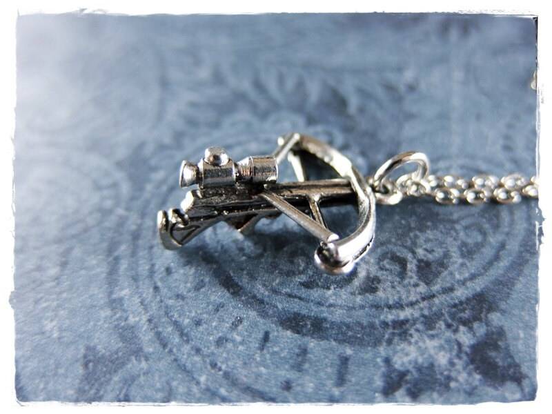 Silber Armbrust Halskette - Antiker Charme Aus Zinn An Einer Zarten Edelstahl-Seilkette Oder Nur Anhänger von EvelynMaeCreations