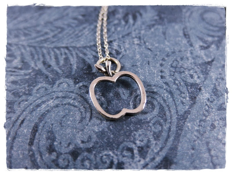 Silber Ausschnitt Apfel Halskette - Sterling Anhänger An Einer Zarten Kabelkette Oder von EvelynMaeCreations