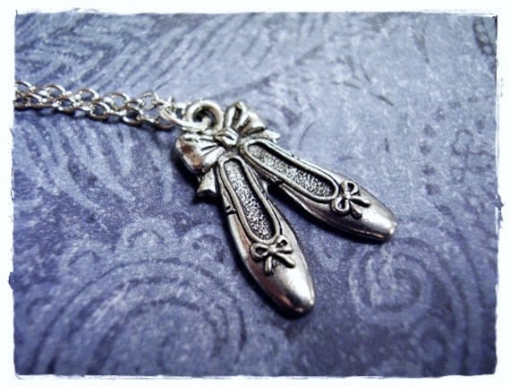 Silber Ballettschuhe Halskette - Antiker Zinn Charme Auf Einer Zarten Edelstahl Kabelkette Oder Nur Anhänger von EvelynMaeCreations