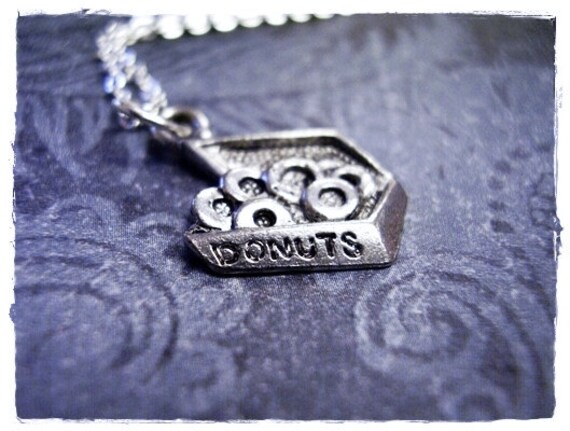 Silber Box Of Donuts Halskette - Antique Pewter Donut Anhänger An Einer Zarten Edelstahl Kabelkette Oder von EvelynMaeCreations