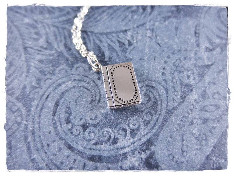 Silber Buch Halskette - Sterling Anhänger An Einer Zarten Kabelkette Oder von EvelynMaeCreations