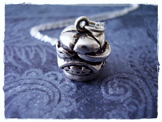 Silber Burger Halskette - Sterling Anhänger An Einer Zarten Kabelkette Oder von EvelynMaeCreations