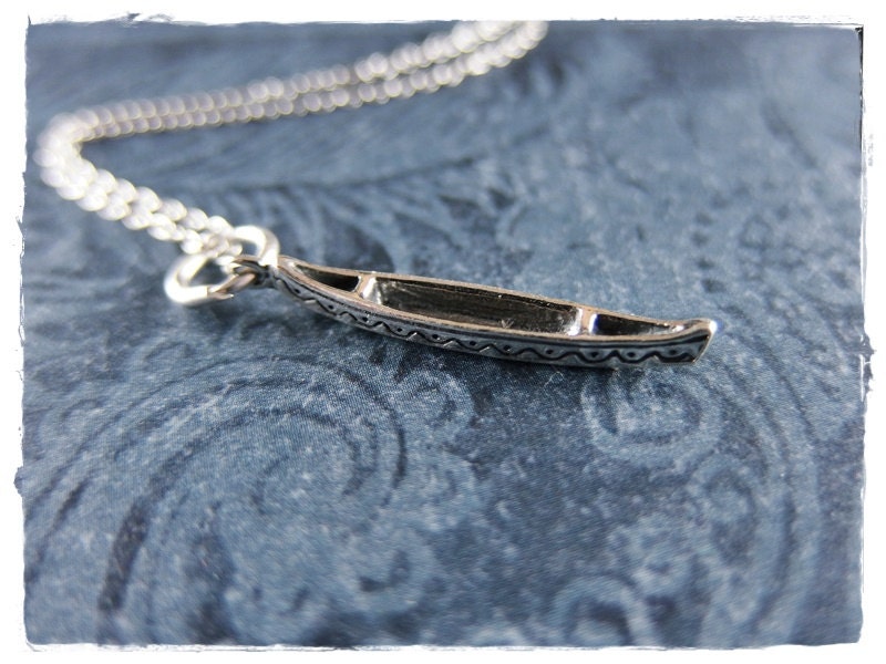Silber Canoe Halskette - Sterling Charm An Einer Zarten Kabelkette Oder von EvelynMaeCreations