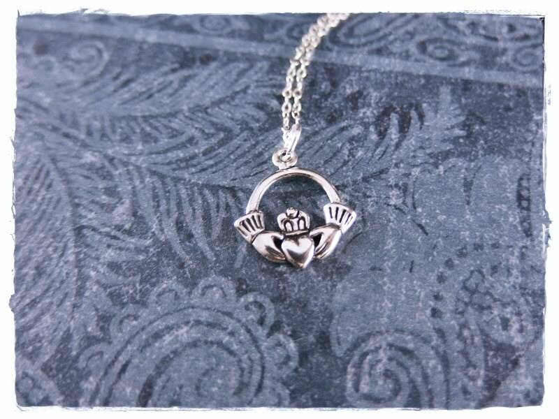 Silber Claddagh Halskette - Sterling Anhänger An Einer Zarten Kabelkette Oder von EvelynMaeCreations