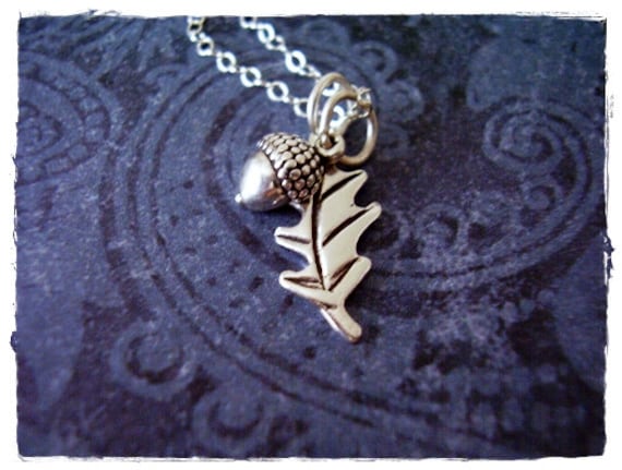 Silber Eichel Und Eichenblatt Halskette - Sterling Anhänger An Einer Zarten Kabelkette Oder von EvelynMaeCreations