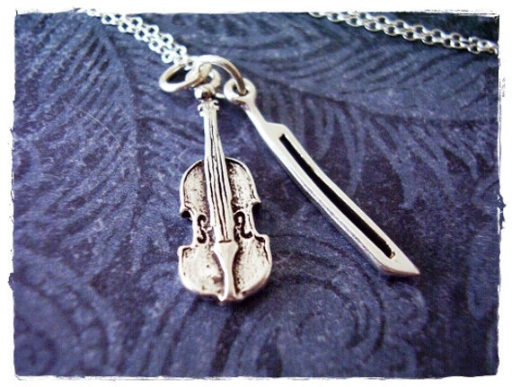 Silber Geige Und Bogen Halskette - Sterling Anhänger An Einer Zarten Kabelkette Oder von EvelynMaeCreations