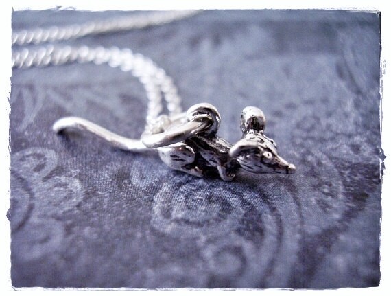 Silber Halskette Mit Langschwänziger Maus - Sterling Anhänger Auf Einer Feinen Kabelkette Oder von EvelynMaeCreations