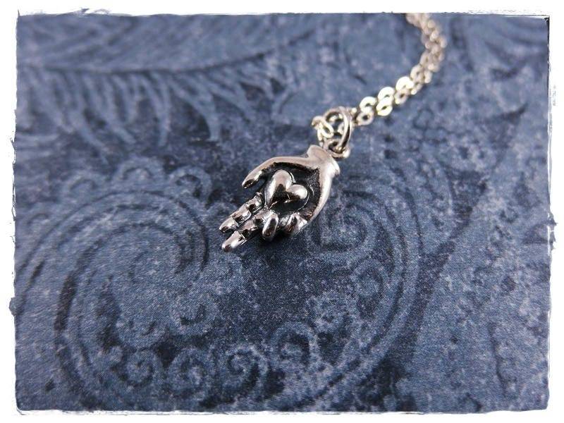 Silber Herz in Hand Halskette - Sterling Anhänger An Einer Zarten Kabelkette Oder von EvelynMaeCreations