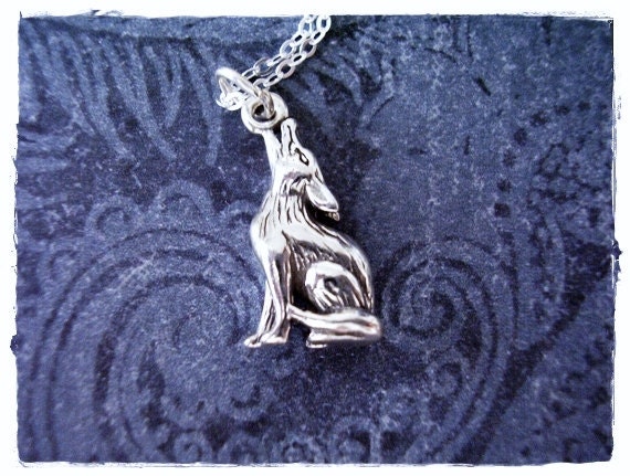 Silber Howling Coyote Halskette - Sterling Charm An Einer Zarten Kabelkette Oder Anhänger von EvelynMaeCreations