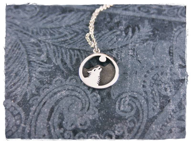 Silber Howling Wolf Vollmond Halskette - 925 Sterling Charm An Einer Zarten Kabelkette Oder Anhänger von EvelynMaeCreations