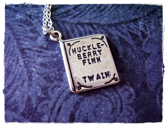 Silber Huckleberry Finn Buch Halskette - 925 Sterling Mark Twain Roman Anhänger An Einer Zarten Kabelkette Oder von EvelynMaeCreations