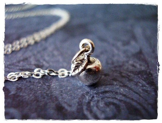 Silber Kleiner Apfel Halskette - Sterling Anhänger An Einer Zarten Kabelkette Oder von EvelynMaeCreations