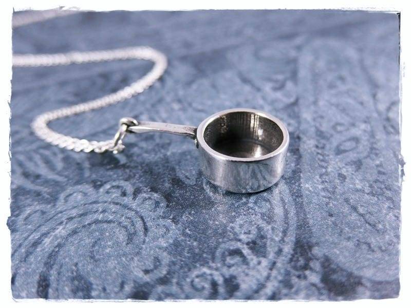 Silber Kochtopf Halskette - Sterling Anhänger An Einer Zarten Kabelkette Oder von EvelynMaeCreations