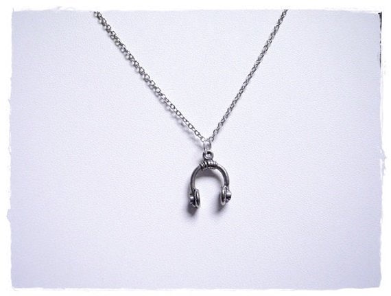 Silber Kopfhörer Halskette - Antiker Zinn Anhänger An Einer Zarten Edelstahl-Kabelkette Oder von EvelynMaeCreations